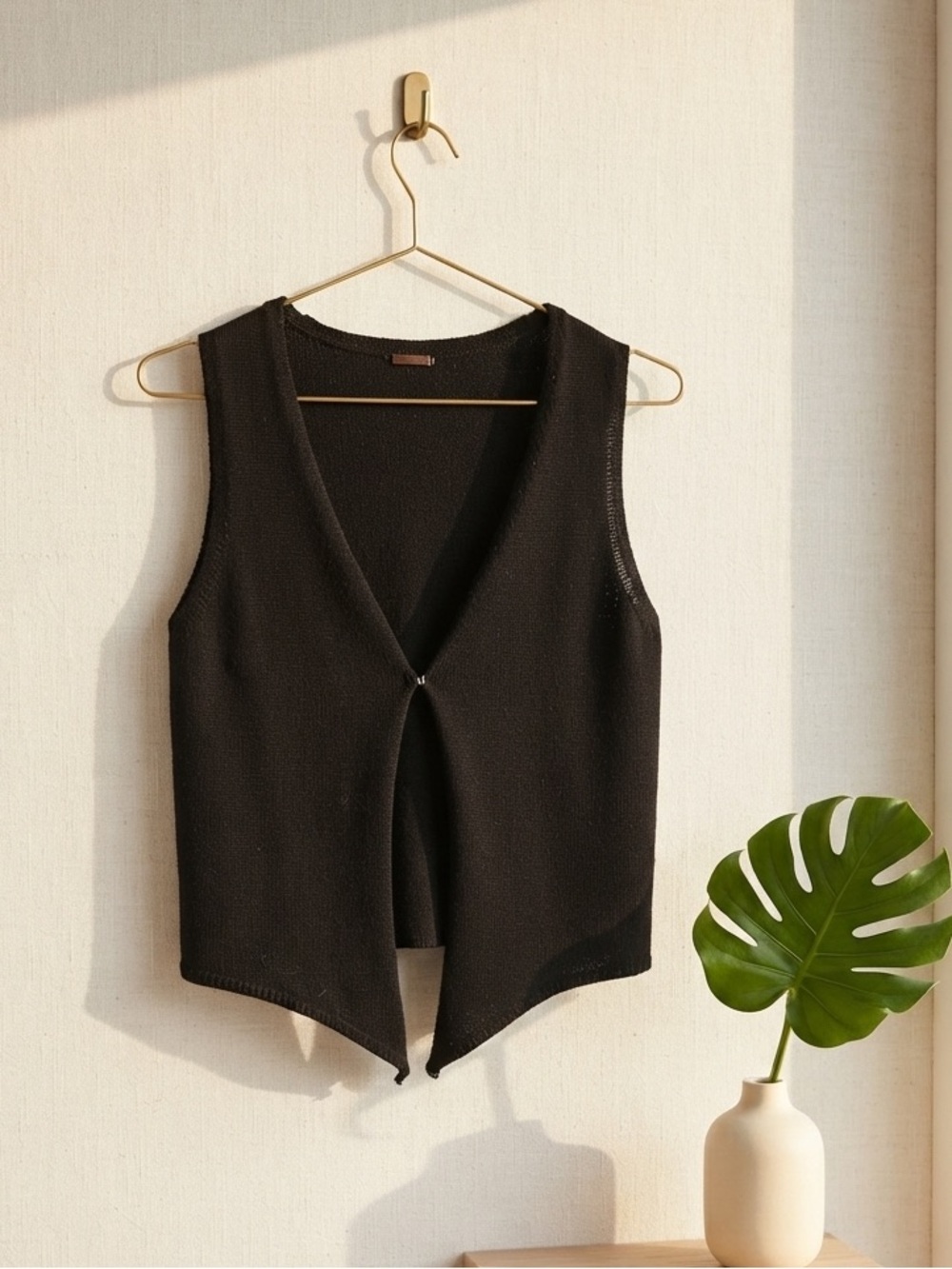 Tahari Black Sleeveless V-Neck Knit Vest